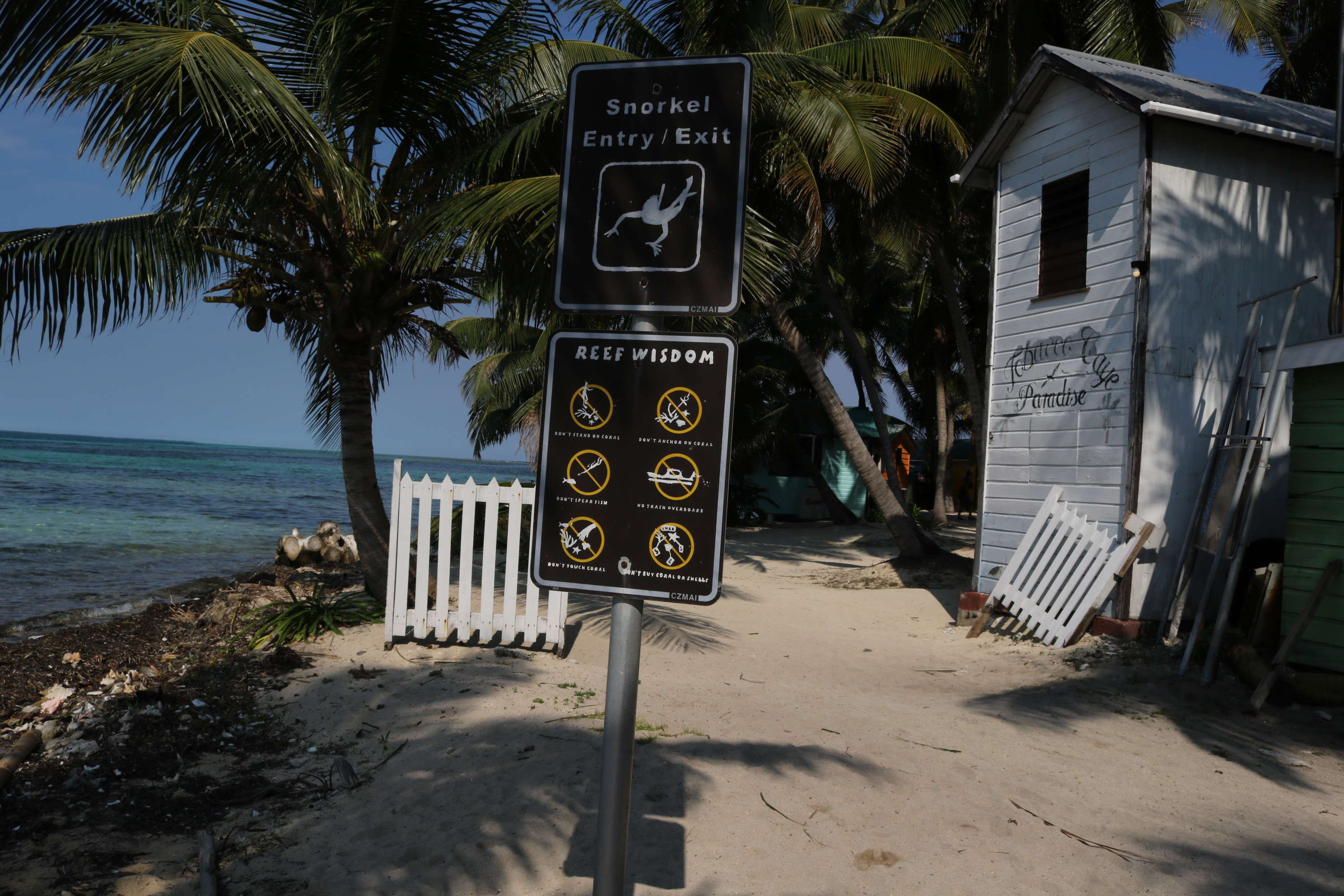 Sign telling visitors what they aren&#039;t allowed to do at the reef
